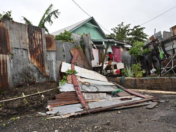 El potente huracán Melissa tocó este martes tierra en Jamaica con vientos máximos sostenidos cercanos a los 295 kilómetros por hora (183 millas), lluvias torrenciales y marejadas que amenazan con seguir provocando inundaciones y daños catastróficos.