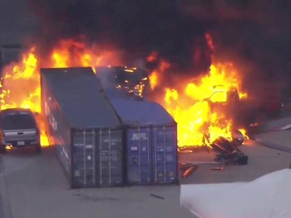 El helicóptero se incendió tras impactar contra unos contenedores.