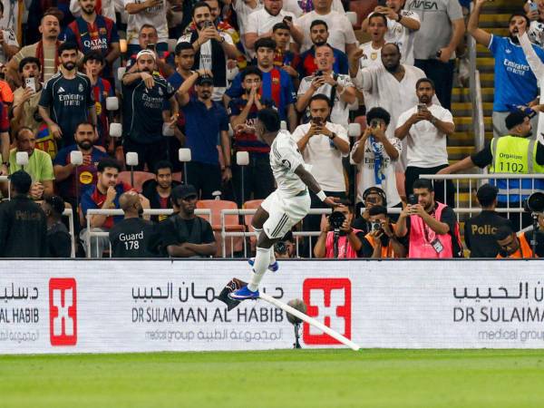 Vinicius celebrando su gol en el clásico.