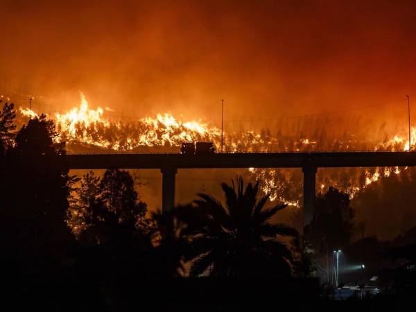 Los incendios en las regiones de Biobío y Ñuble dejan al menos 16 fallecidos y más de 30.000 evacuados.