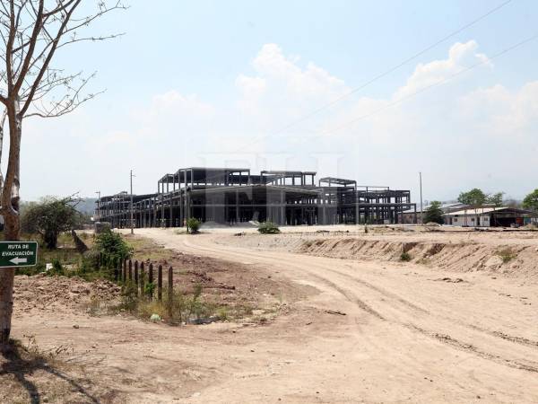 Pese a que el proyecto de construcción de hospitales en el gobierno anterior nació bajo un acuerdo de cooperación con España, con financiamiento aprobado, diseños preliminares y un esquema de ejecución administrado junto al Banco Interamericano de Desarrollo (BID), el presupuesto fue alterado no una sino en cuatro ocasiones ¿Con qué propósito?