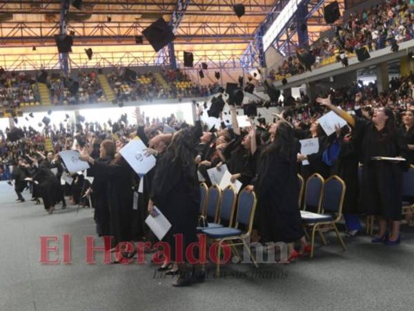 La UNAH entregó ayer al país 993 nuevos profesionales, en su mayoría mujeres. Foto: Alex Pérez / EL HERALDO.