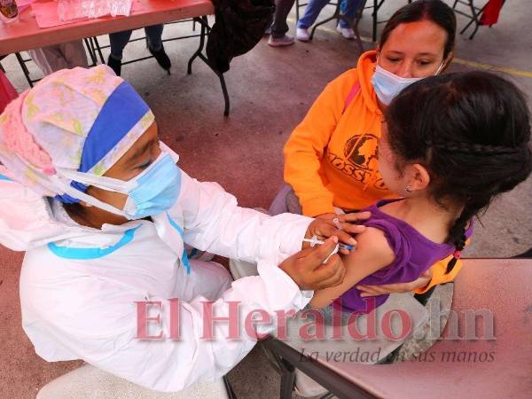 Es necesario que los padres de familia lleven a sus hijos a los puntos de vacunación habilitados para que les apliquen la primera dosis pediátrica anticovid-19. Deben llevar la partida de nacimiento.