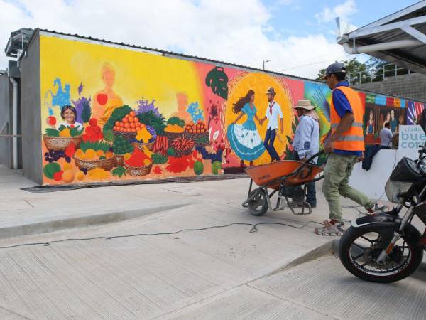 La Feria de Villa Nueva, en la salida a oriente de la capital, cambia de nombre y se transforma en el Mercado Arcadia Gómez. Con 196 puestos, estacionamiento propio y murales que celebran la gastronomía local. La Alcaldía promete un espacio moderno, seguro y organizado para vendedores y compradores.