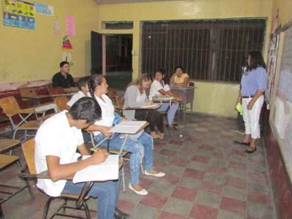 La mayoría de los estudiantes de la jornada nocturna trabajan durante el día para sostener a sus familias.