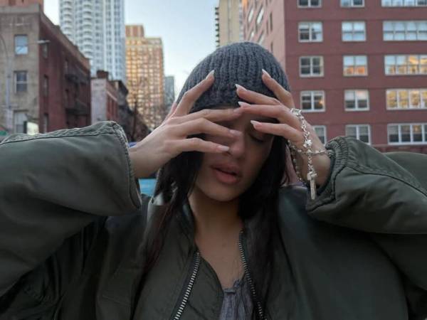 Según ha informado Sony Music, el videoclip ha sido elaborado por la productora Canadá y dirigido por Nicolás Méndez, colaborador habitual de Rosalía.