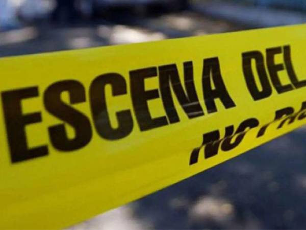 El hombre fue encontrado tendido en una solitaria calle del sector, sin signos vitales y con varias heridas de arma blanca, tipo machete, en su cuerpo.