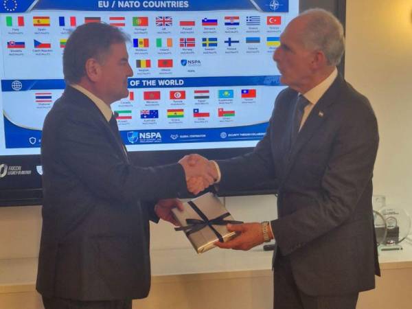Nasry Asfura sostuvo un encuentro con representantes de la empresa italiana Fiocchi Munizioni.