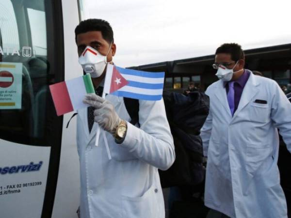 Médicos y paramédicos de Cuba llegan al aeropuerto de Malpensa de Milán, Italia. 53 médicos y paramédicos de Cuba llegaron a Milán para ayudar con el tratamiento del coronavirus. Foto: AP.