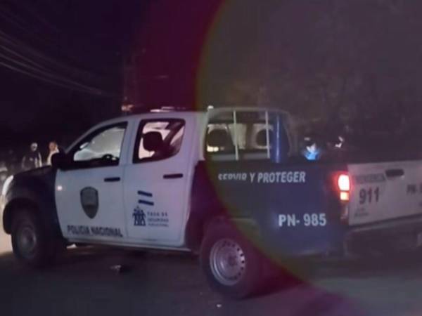 Elementos de la Policía Nacional de Honduras llegaron hasta la escena del crimen.