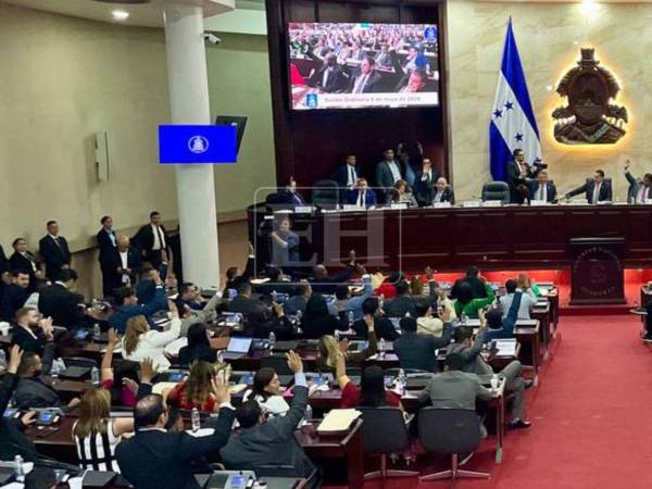 Durante los primeros 18 meses de vigencia, se dará prioridad de atención a mujeres jefas de hogar y familias con niños en situación de vulnerabilidad.