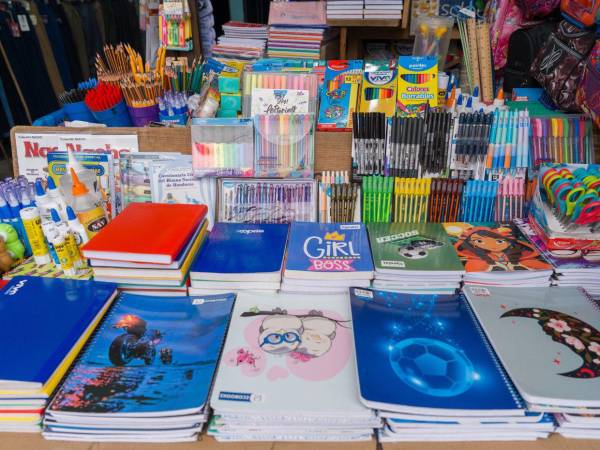 Uniformes escolares en tallas infantiles y juveniles se mantienen estables, y las calcetas y mochilas tienen precios pensados para todos los bolsillos.