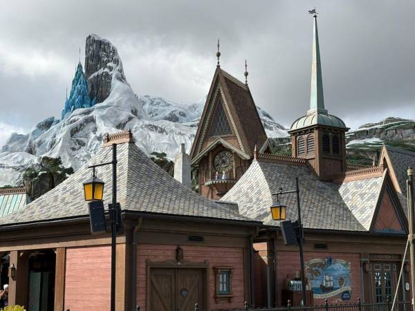 John Mauro, productor ejecutivo del área creativa del parque, explicó que cada elemento responde a estándares estrictos de funcionamiento.