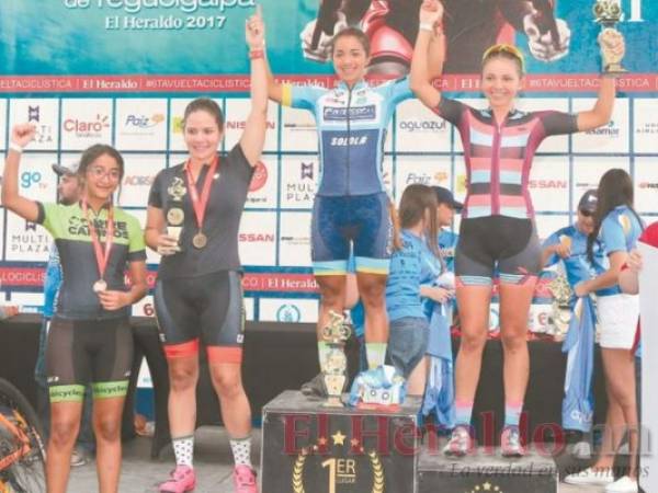 Florinda de León (la de azul en el centro) fue campeona en 2017.