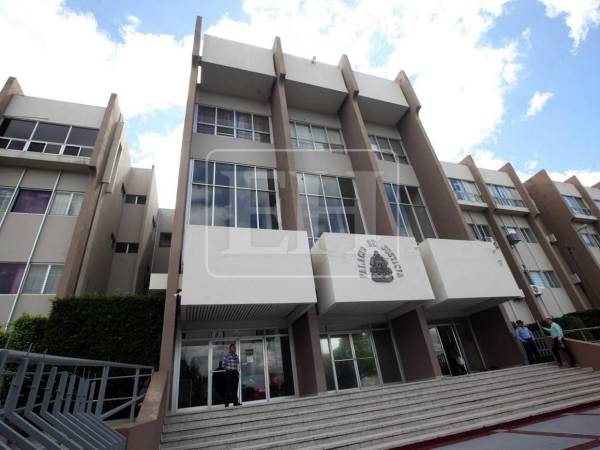 El procedimiento administrativo establece la notificación de las partes procesales involucradas tanto en los casos penales como en los civiles.