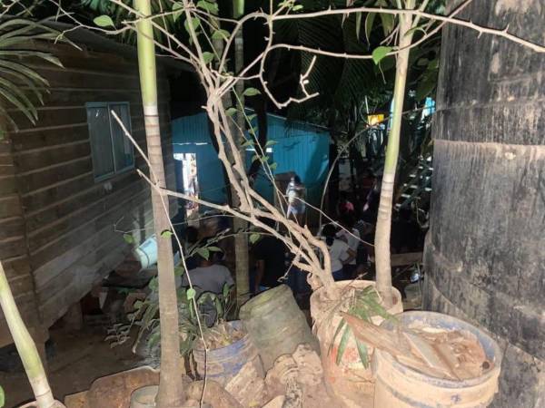 El sujeto ingresó a la vivienda y acabó con la vida de dos personas para posteriormente escapar con rumbo desconocido.