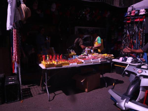 La venta de pólvora por redes sociales continúa pese a la prohibición municipal y pone en riesgo a niños y jóvenes de la capital.