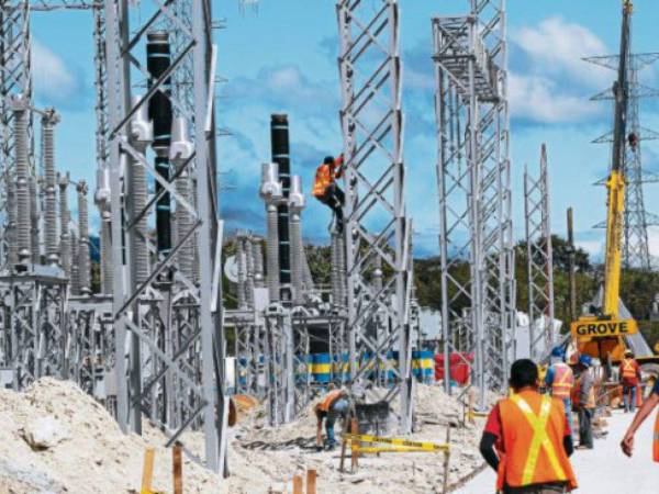 Técnicos de la ENEE trabajan para restablecer el suministro eléctrico tras falla en la Subestación Suyapa.