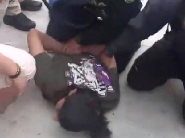 Momento en que el joven de 15 años es detenido por la policía.