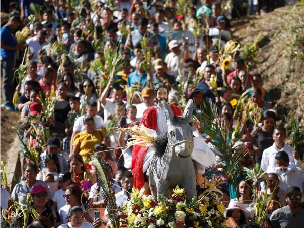 En la localidad de Nahuizalco, un poblado de origen prehispánico a 75 kilómetros de la capital San Salvador, la mayoría de sus habitantes vive el Domingo de Ramos con fervor y fe.