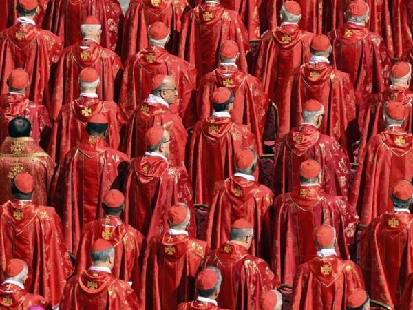 Cardenales buscan un nuevo Papa que mantenga el legado de Francisco tras su muerte.