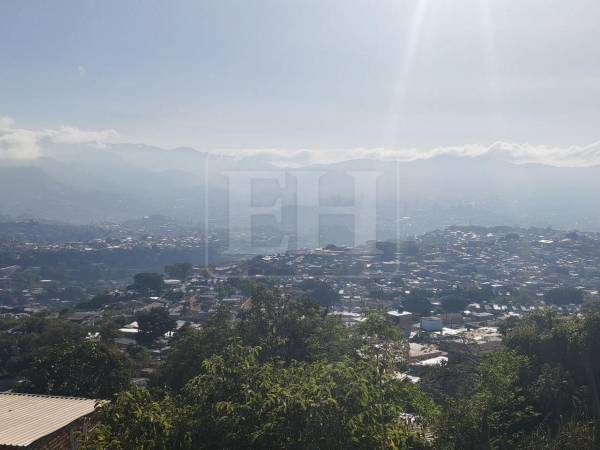 Tegucigalpa amaneció este domingo bajo un cielo soleado y con presencia de bruma sobre distintos sectores de la capital.