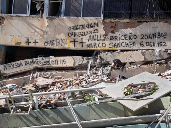 Los nombres de algunas de las personas que desaparecieron debajo de la mole de escombros del edificio que antes fue su hogar. A una semana de los terremotos en Venezuela persiste el dolor, luto y la incertidumbre de no saber a dónde irán mañana.