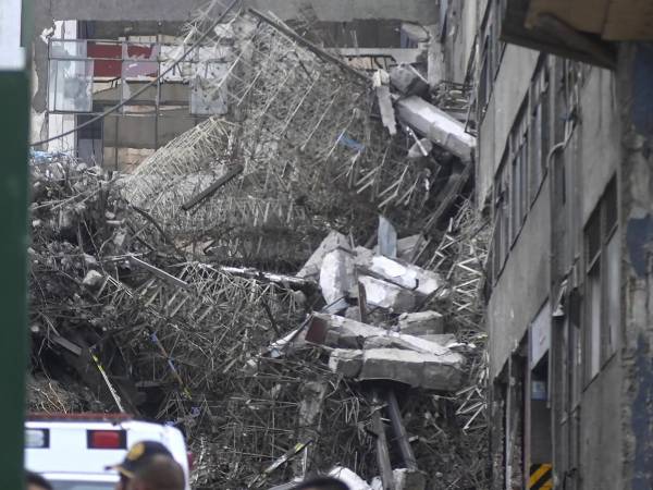 Un edificio que estaba en proceso de demolición colapsó este lunes en el centro de la Ciudad de México, dejando al menos cuatro personas atrapadas, una de las cuales ya fue rescatada, según informaron las autoridades.