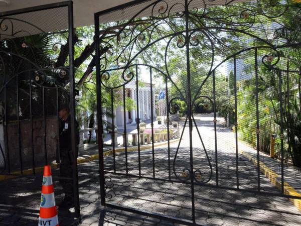 Solo el personal de seguridad en el portón de ingreso se observan en Casa Presidencial.