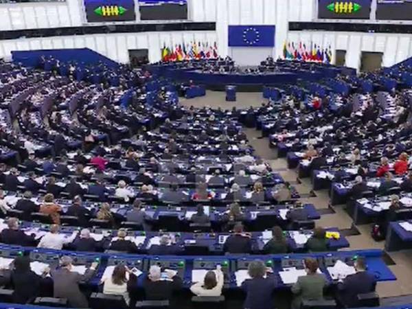 Los eurodiputados también consideraron necesario regular el sector de los videojuegos para proteger a los menores de prácticas como la venta de monedas virtuales.