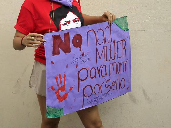 Centenares de mujeres marcharon este domingo en Tegucigalpa para denunciar la persistente violencia machista en Honduras y exigir justicia para las víctimas. La manifestación se realizó en medio de la preocupación por el aumento de feminicidios en el país.