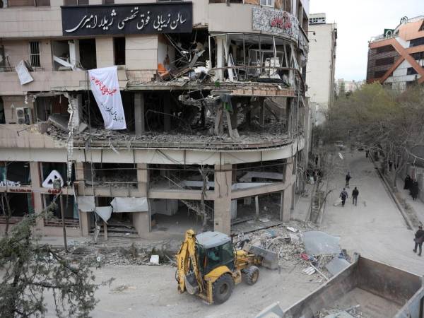 Un edificio comercial dañado por un bombardeo en el norte de Teherán.