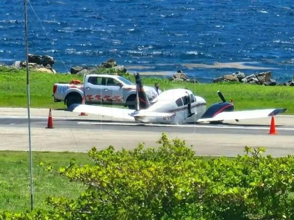 Se desconoce qué provocó la falla en la aeronave que quedó atravesada en la pista de aterrizaje.