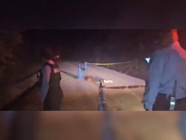 El cuerpo del menor quedó tendido en medio de la calle.