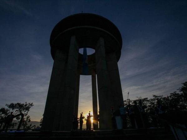 Con fervor patriótico, diversas comunidades y autoridades del país participaron este lunes 1 de septiembre en actos solemnes de izada de la Bandera Nacional, dando inicio oficial al Mes Patrio.