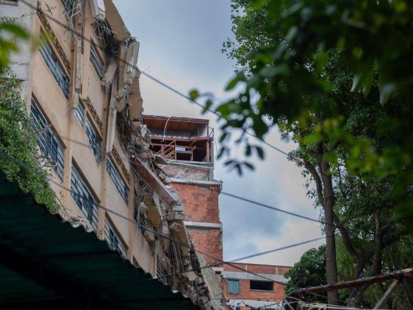 El cuerpo de bomberos explicó que colapsó una pared perimetral del colegio, la cual fue acordonada.