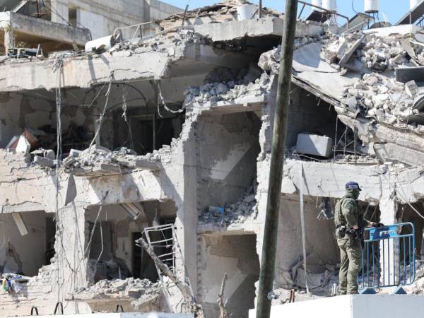 El misil impactó en una zona residencial, según los vídeos compartidos por los servicios de emergencias, y dañó varios edificios.