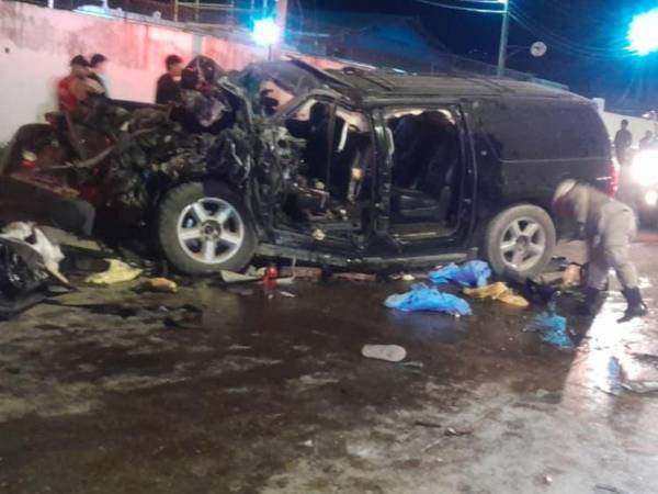Bomberos rescataron al conductor tras quedar atrapado en una camioneta en San Pedro Sula.