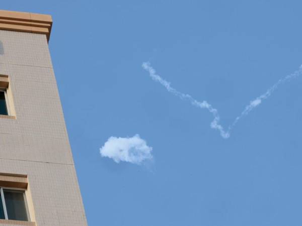 Un rastro de interceptaciones de un misil en el cielo sobre la ciudad mediterránea de Haifa, Israel, 28 de febrero de 2026.