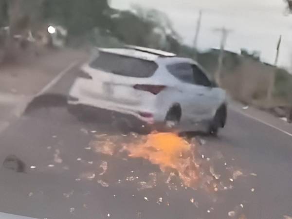 Finalmente, el sospechoso fue detenido tras casi atropellar a policías y provocar accidentes.