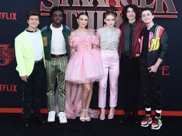 Gaten Matarazzo, Caleb McLaughlin, Millie Bobby Brown, Sadie Sink, Finn Wolfhard y Noah Schnapp llegan al estreno de la tercera temporada de 'Stranger Things' en Santa Monica High School el viernes 28 de junio de 2019, en Santa Mónica, California.