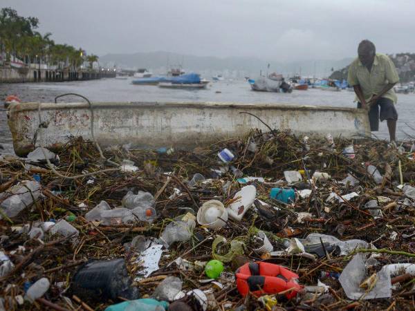 Los lugareños recogieron la basura que arrastró el huracán Blas a la playa de la Bahía de Santa Lucía en Acapulco, estado de Guerrero.