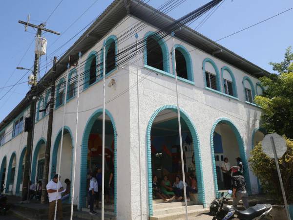 Decenas de alcaldías mantienen batallas legales con firmas de abogados dedicadas a operaciones de demanda y embargo. En la foto, el edificio de la comuna de Nacaome, Valle.