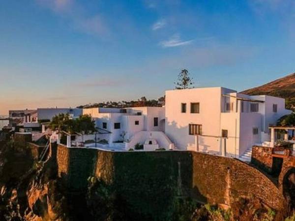 Fachada de la mansión que fue puesta en venta por los diseñadores: Foto: Cortesía Lionard Luxury Real State.