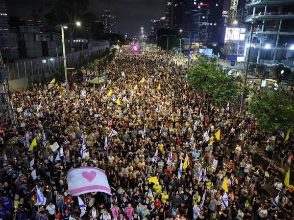 Decenas de miles de israelíes salieron este fin de semana calles de Tel Aviv para protestar por la decisión del Gobierno de Israel de expandir su ofensiva en la Franja de Gaza y para pedir un acuerdo de alto el fuego y liberación de rehenes con el grupo islamista Hamás.