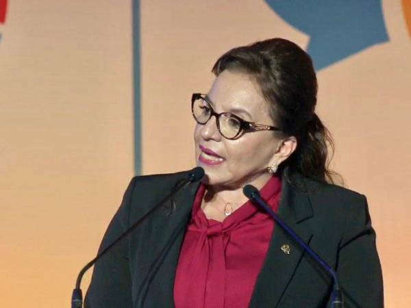 Xiomara Castro mientras se dirigía al público presente.