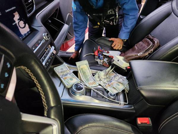 En la tarde de este lunes, agentes policiales inspeccionaron el carro de Iván Velásquez, encontrando en la guantera y alfombras del vehículo fardos de dólares.