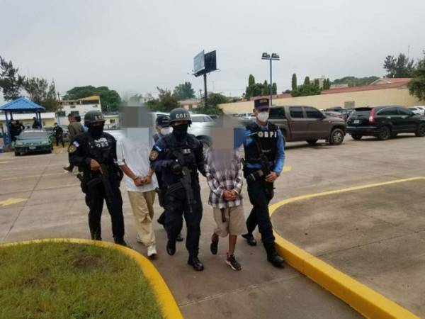 Ambos son acusados por los delitos de asociación ilícita y tenencia ilegal de armas de fuego de uso comercial y prohibida.