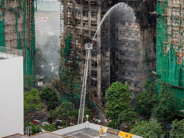La policía ha detenido a dos directores y un consultor de ingeniería de la contratista responsable de las obras, acusados de homicidio imprudente por el uso de materiales que habrían facilitado la rápida extensión del fuego.