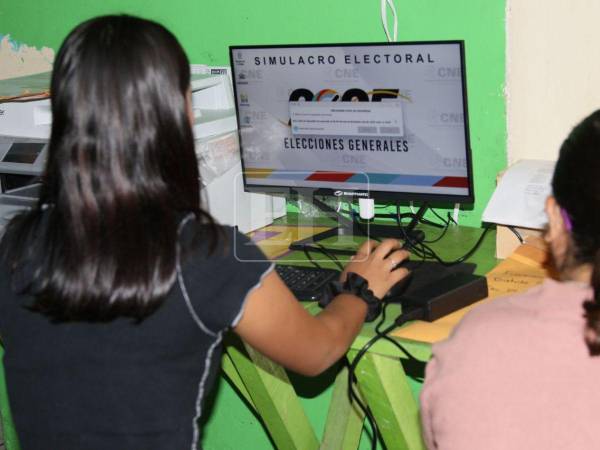 Este domingo, el Consejo Nacional Electoral (CNE) está llevando a cabo un simulacro electoral a nivel nacional como parte de los preparativos rumbo a las elecciones generales del próximo 30 de noviembre. El ejercicio incluyó la participación de 524 centros de votación distribuidos en los 18 departamentos del país.
